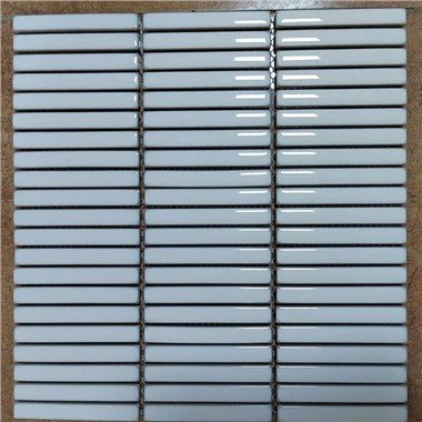 Bílé obdélníkové mozaikové dlaždice